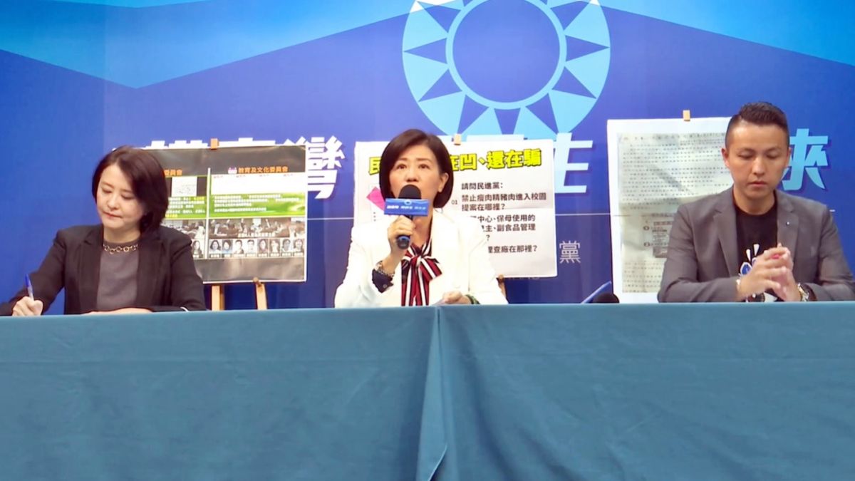 ▲國民黨7日質疑國小營養午餐背面出現瘦肉精美豬的宣導文宣，卻隻字不提瘦肉精對人體的危害。( 圖 / 記者陳弘志攝 )