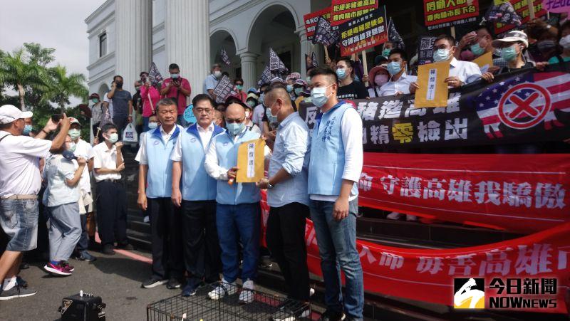 ▲高雄市議會國民黨團總召蔡武宏率議員出席表達支持反美豬,並收下陳情書。(圖/記者鄭婷襄攝)