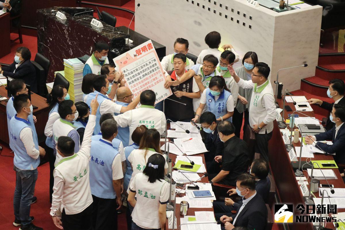 ▲國民黨團走到市長座位前要求陳其邁簽署全面禁止韓瘦肉精豬肉及相關產製品進入高雄。（圖／記者鄭婷襄攝）