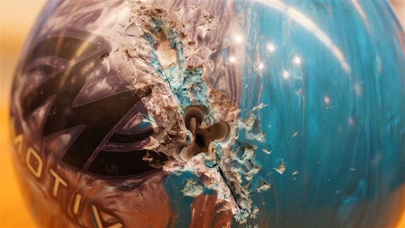 ▲海關懷疑保齡球藏毒，直接鑿孔檢查。（圖／翻攝《爆廢公社二館》）