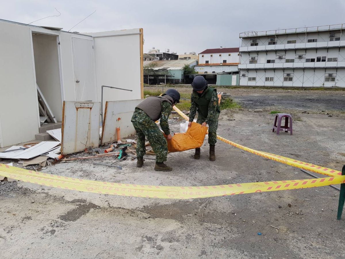 ▲鳳山火車站旁工地驚見２顆105榴彈未爆彈陸軍八軍團防爆小組將未爆彈帶回調查。（圖／記者郭凱杰翻攝）

