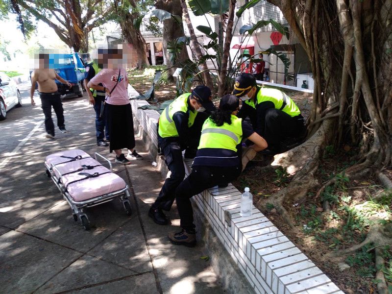 ▲男子遭砍倒臥在地,已被救護人員緊急送往醫院急救。(圖/王先生提供)