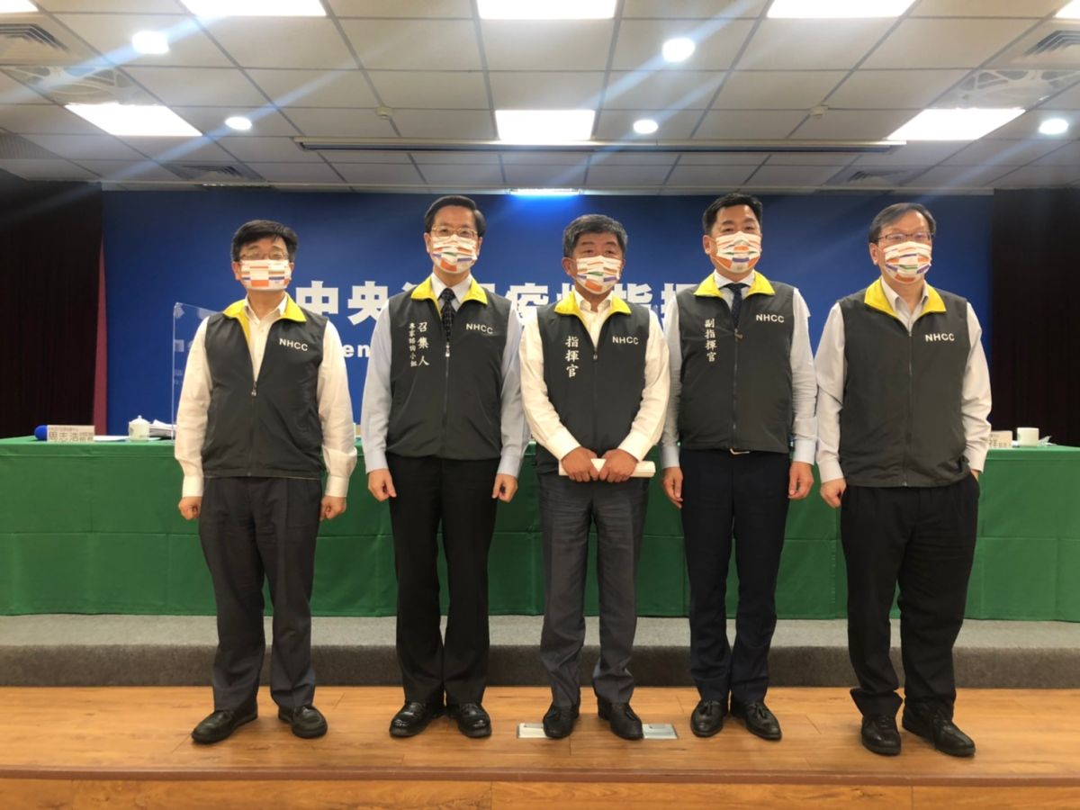 ▲由指揮官陳時中帶隊的防疫五月天，今（7）天特別戴起今年廠商特製的國慶口罩，同台登場。（圖／記者劉雅文拍攝）