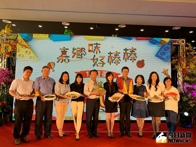 ▲嘉義縣長翁章梁等人向國人推介12道嘉鄉味。(圖／記者陳惲朋攝）