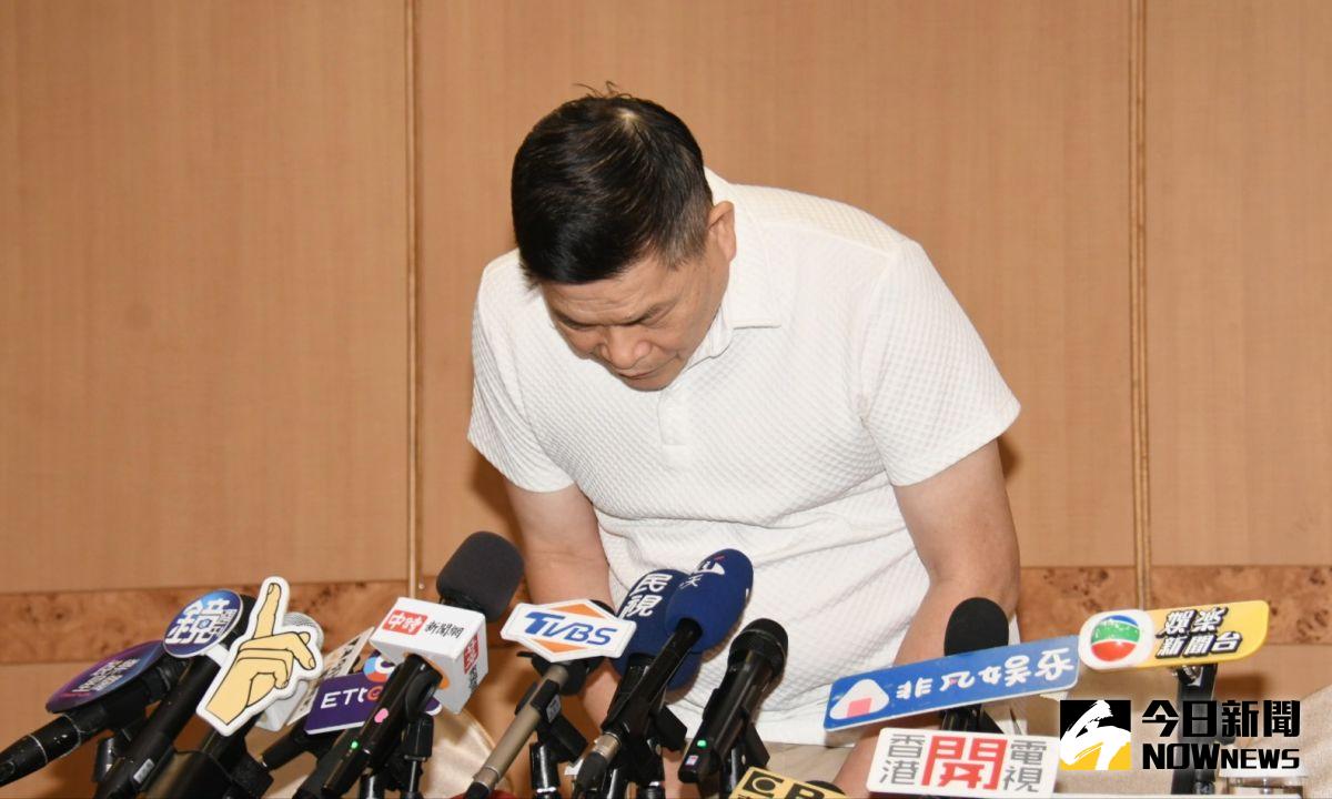 ▲澎恰恰向債權人鞠躬道歉。（圖／記者林調遜攝）