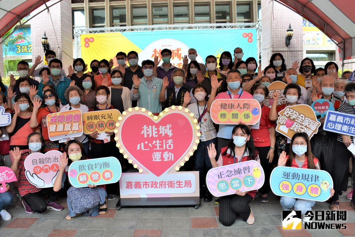 ▲張耀懋局長帶領現場民眾一起號召大家於生活中實踐心生活6大招。（圖／記者郭政隆攝影2020. 10.7）