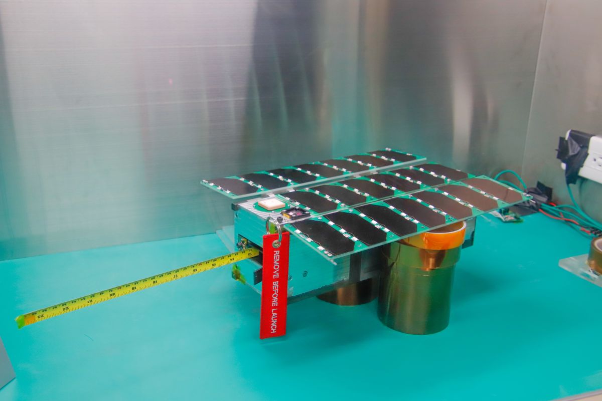 ▲台灣第一顆全自主科學立方衛星，中央大學「飛鼠號」十月啟程，預計今年12月發射升空。（圖／中央大學提供）