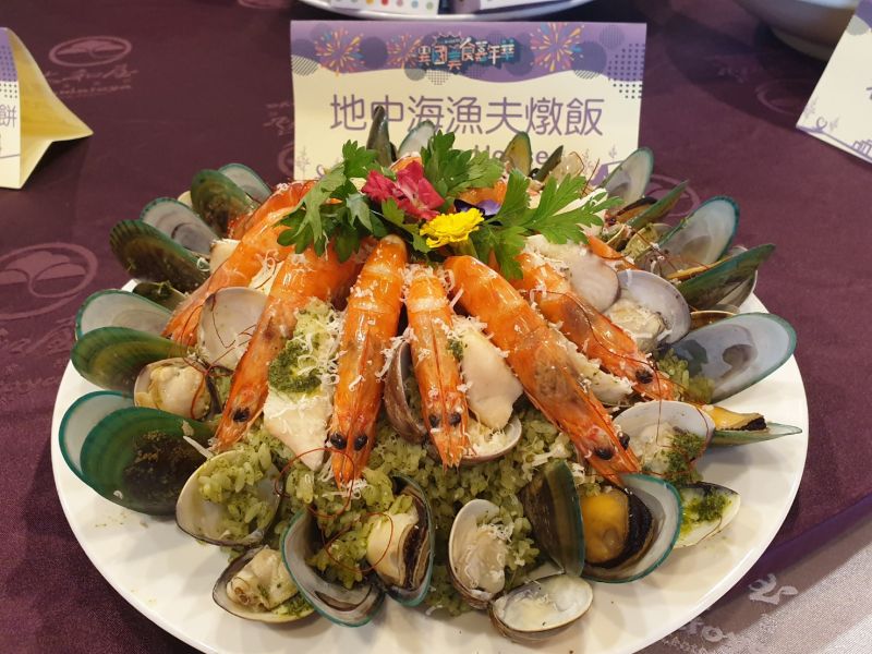 ▲2020異國美食嘉年華熱鬧辦桌,11道甜品佳餚集結8個國家地區風味菜,圖為西班牙燉飯,用料豪邁。(圖/記者金武鳳攝,2020.10.7)