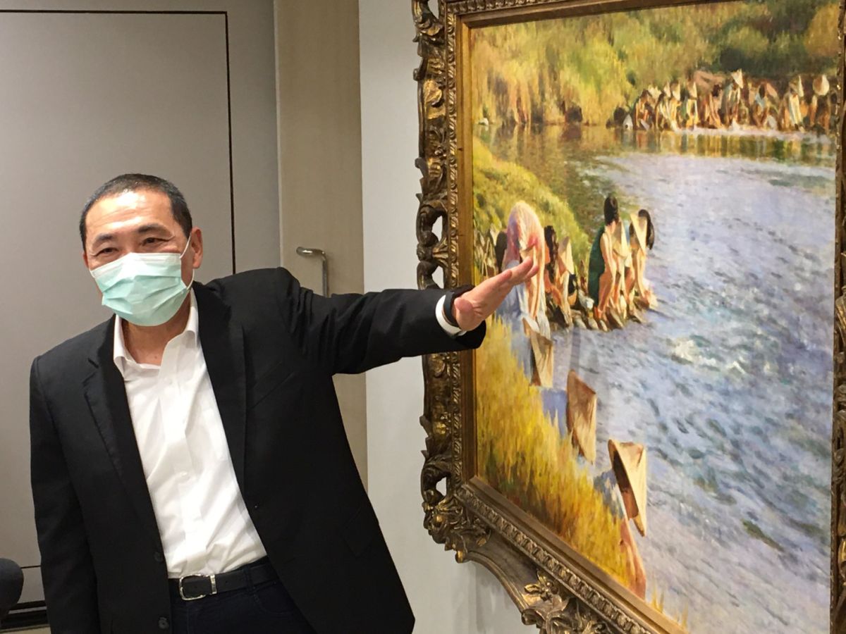 ▲侯友宜介紹大師李梅樹筆下台灣早期農村風貌的〈清溪浣衣〉。（圖/記者孫唯容攝）