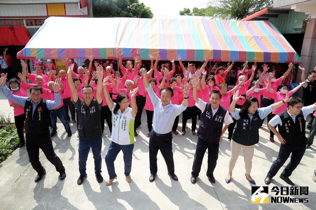 ▲嘉義縣政府推動長照服務再增新港鄉中洋村據點達成覆蓋率57％，縣長翁章梁與地方各界及老勢大開心搏感情熱鬧揭牌。（圖／嘉義縣政府提供）