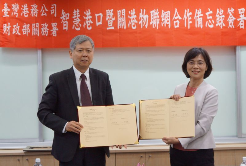 ▲台灣港務公司董事長李賢義(左)與財政部關務署署長謝鈴媛(右)共同簽署合作備忘錄。(圖/記者黃守作攝,2020.10.07)