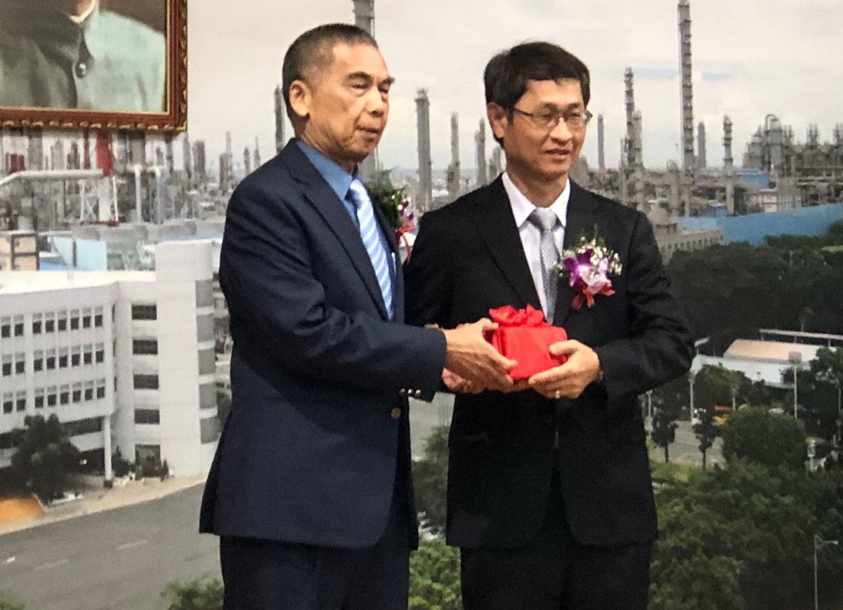▲新任台灣中油石化事業部執行長陳國棟(右)，由該公司總經理李順欽(右)手中接下印信，完成布達。(圖／記者黃守作攝，2020.10.07)