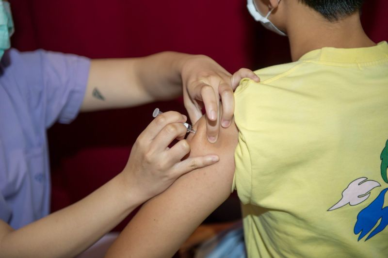 公費流感疫苗開打　宜縣醫療團隊進駐校園免費接種
