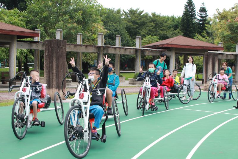 全台第一座身障友善運動園區啟用　特教班孩童體驗展笑顏
