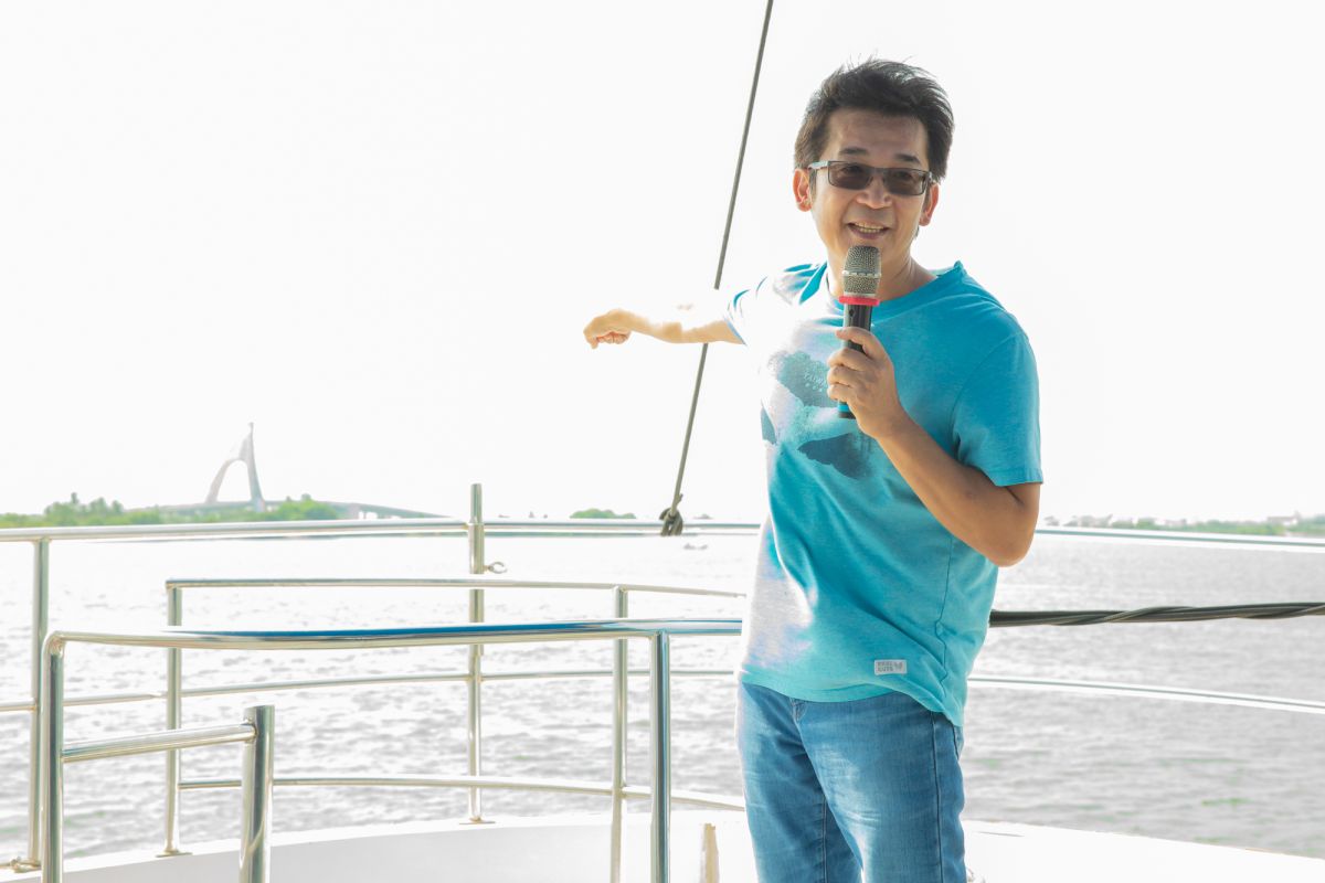 ▲導演魏德聖日前到屏東大鵬灣介紹《臺灣三部曲》場景地。（圖／米倉影業）