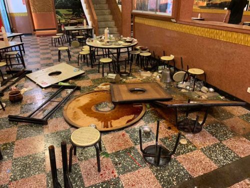 ▲疑似因為走路擦撞，中壢知名薑母鴨店內2組客人發生鬥毆。店內桌椅被打翻一片狼藉。（示意圖／翻攝「我是中壢人」）