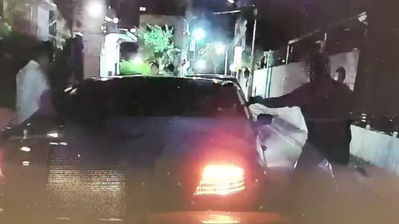 街頭驚傳砸車押人事件?原來是便衣員警破窗逮毒販