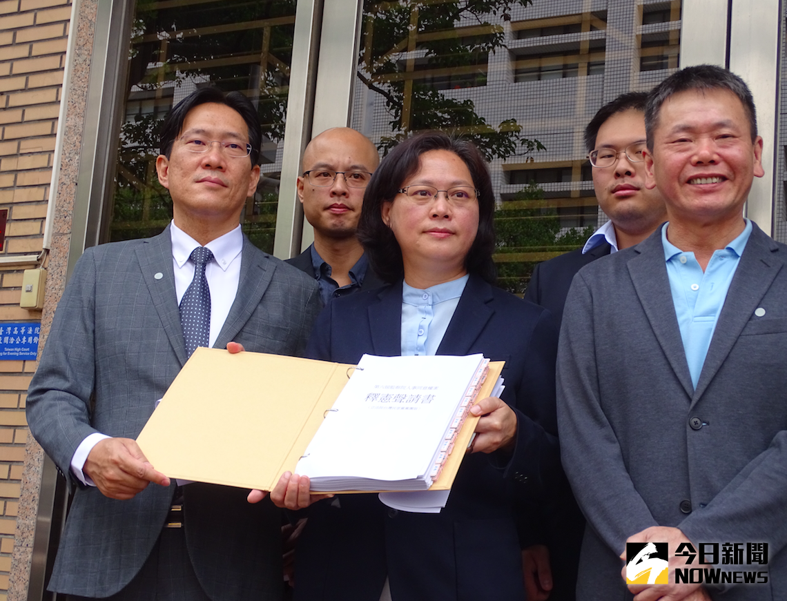 ▲針對監委人事案爭議，民眾黨與國民黨8日遞交在野三黨聯名釋憲聲請書，向大法官聲請釋憲。（圖／記者呂炯昌攝.2020.10.08）