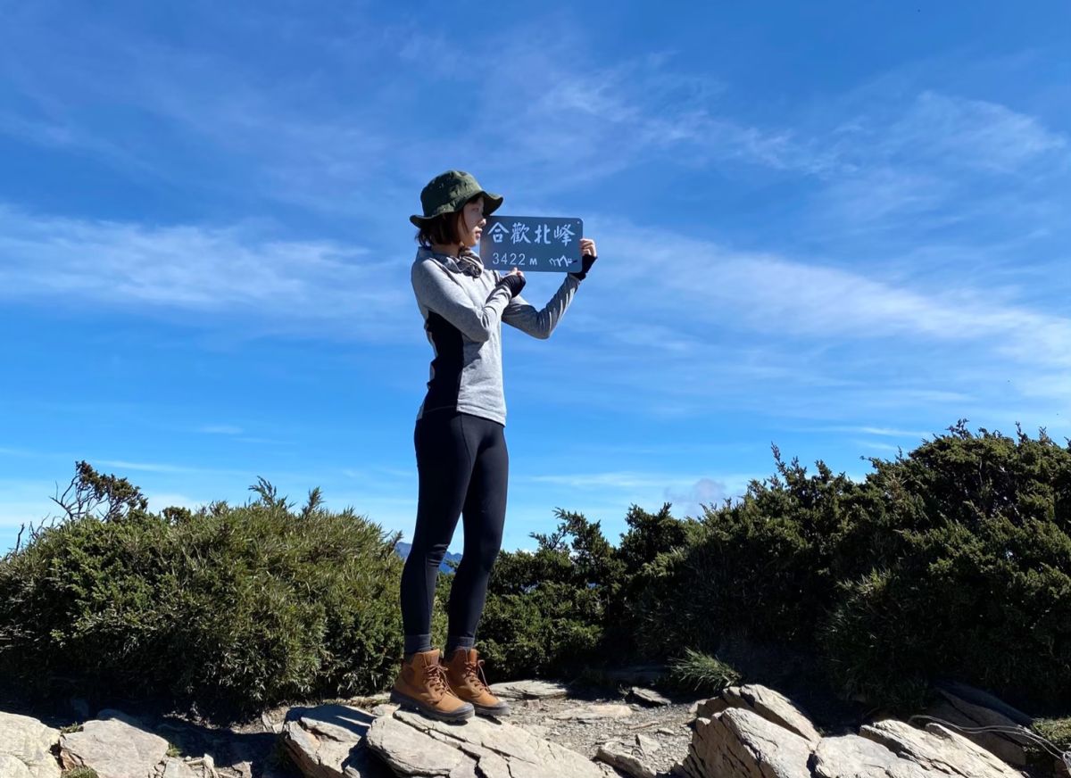▲項婕如趁拍攝空擋登上合歡北峰。（圖 / 群星瑞智提供）