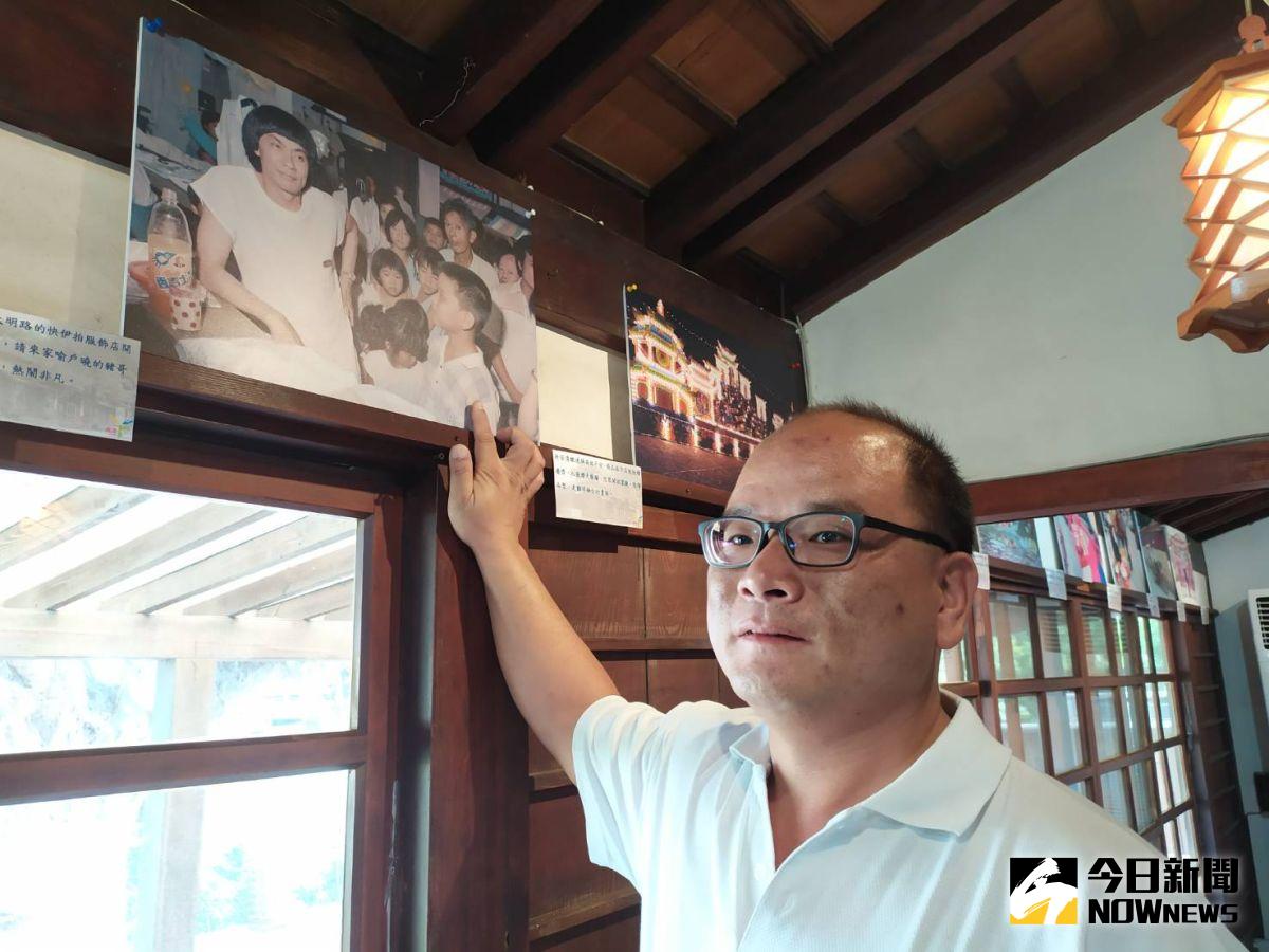 ▲看到30多年前與豬哥亮合影的老照片，鹿港鎮民施義欽瞬間尋回孩提時代的記憶，令他相當感動。（圖／記者葉靜美攝，2020.10.08）