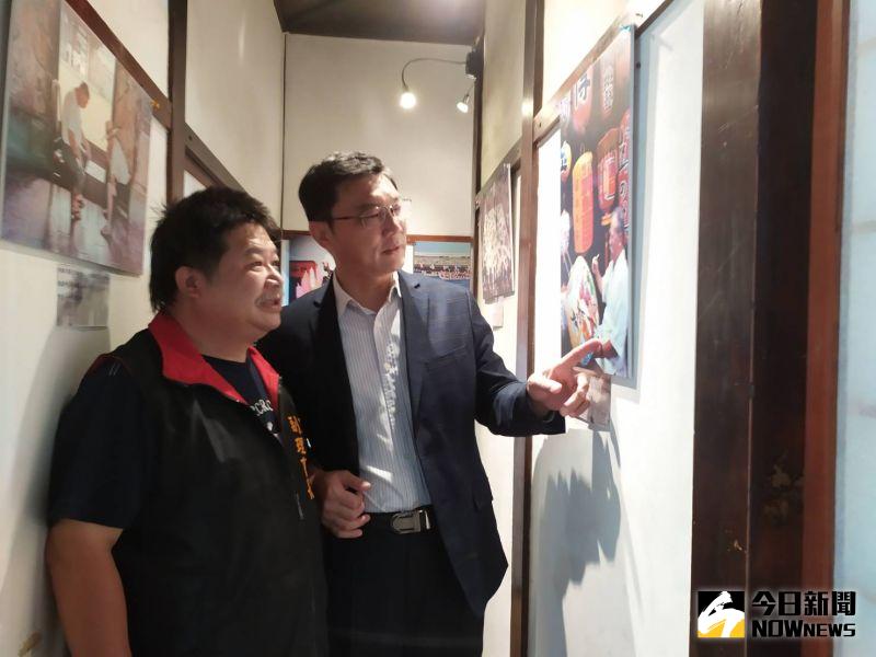 ▲鹿港鎮長許志宏、鹿港民俗文物館副館長施雲軒,看著老照片,尋找過往記憶。(圖/記者葉靜美攝,2020.10.08)
