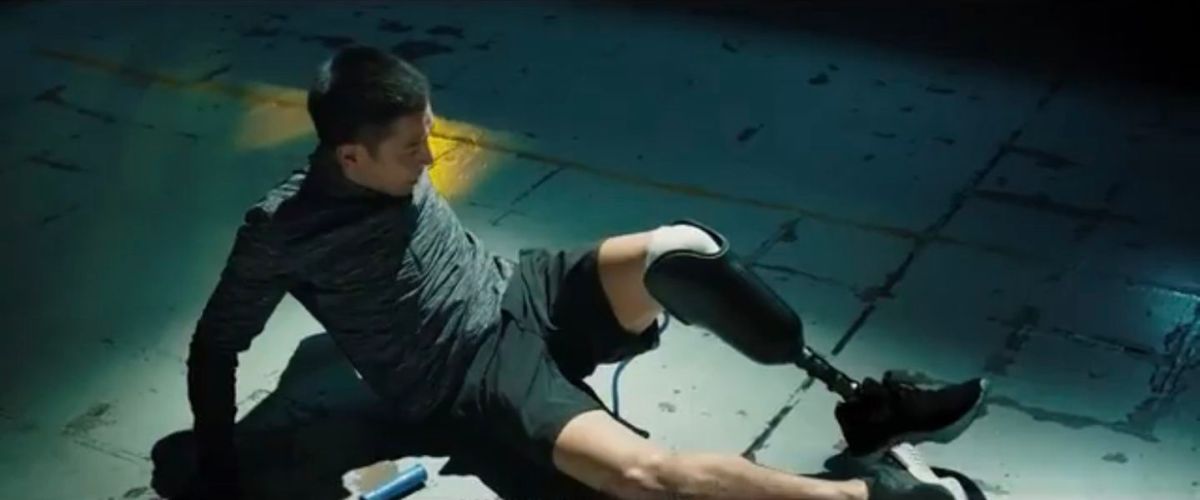 ▲劉德華再扮拆彈專家，慘被炸斷一條腿。（圖／華映娛樂）