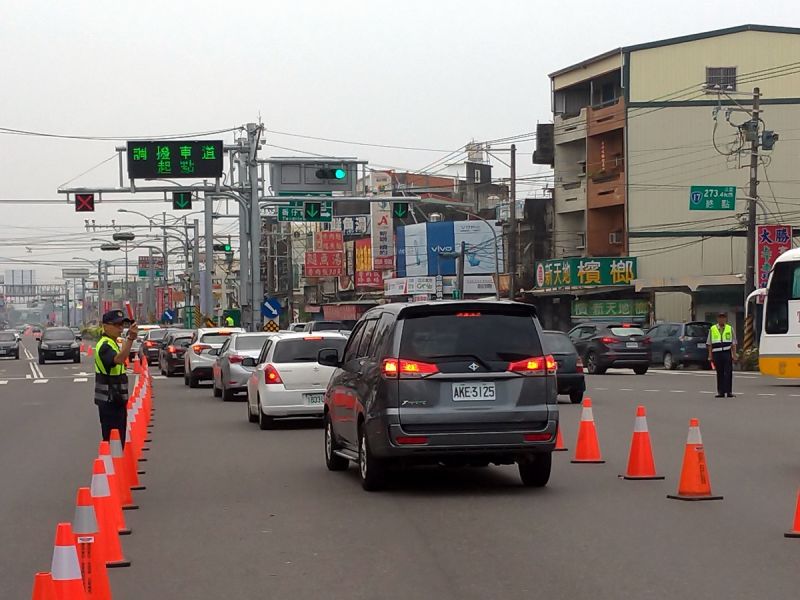 ▲台1線水底寮三岔路口(437公里)到博愛橋(438公里)及枋山大橋(453公里)到內獅路口(447公里)的北上快慢車道間,採取「實體分隔交通錐」措施設置交通錐。(圖/屏東縣警察局提供,