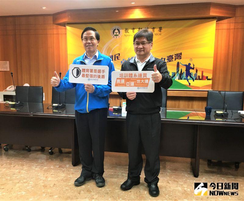 ▲體育署副署長王水文(左)、競技組洪志昌組長談及選手在疫情期間如何出國和防疫。(圖/鍾東穎攝