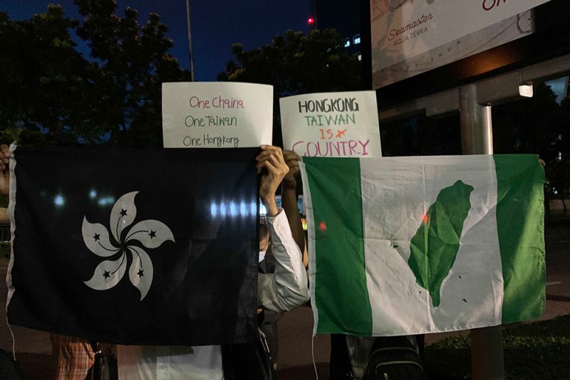 ▲在10月1日中國國慶當日,數十名泰國年輕人聚集到中國駐泰領事館前舉行抗議遊行。(圖/翻攝自推特)