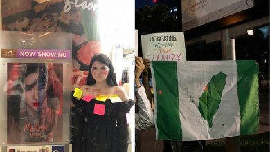 ▲在10月1日中國國慶當日，數十名泰國年輕人聚集到中國駐泰領事館前舉行抗議遊行。（圖／翻攝自推特）