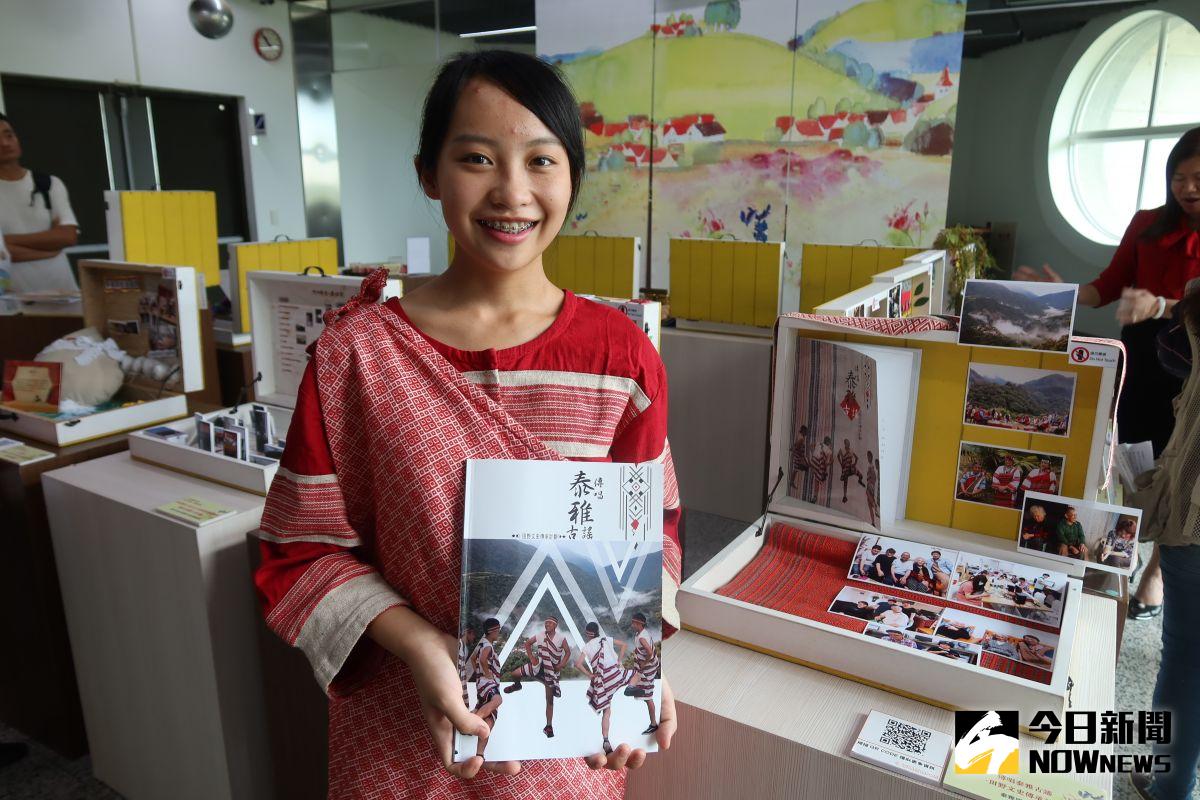 ▲泰雅族原舞工坊彭筠雅秀出她所譜歌譜及精采的成果。（圖／記者陳雅芳攝，2020.10.08）