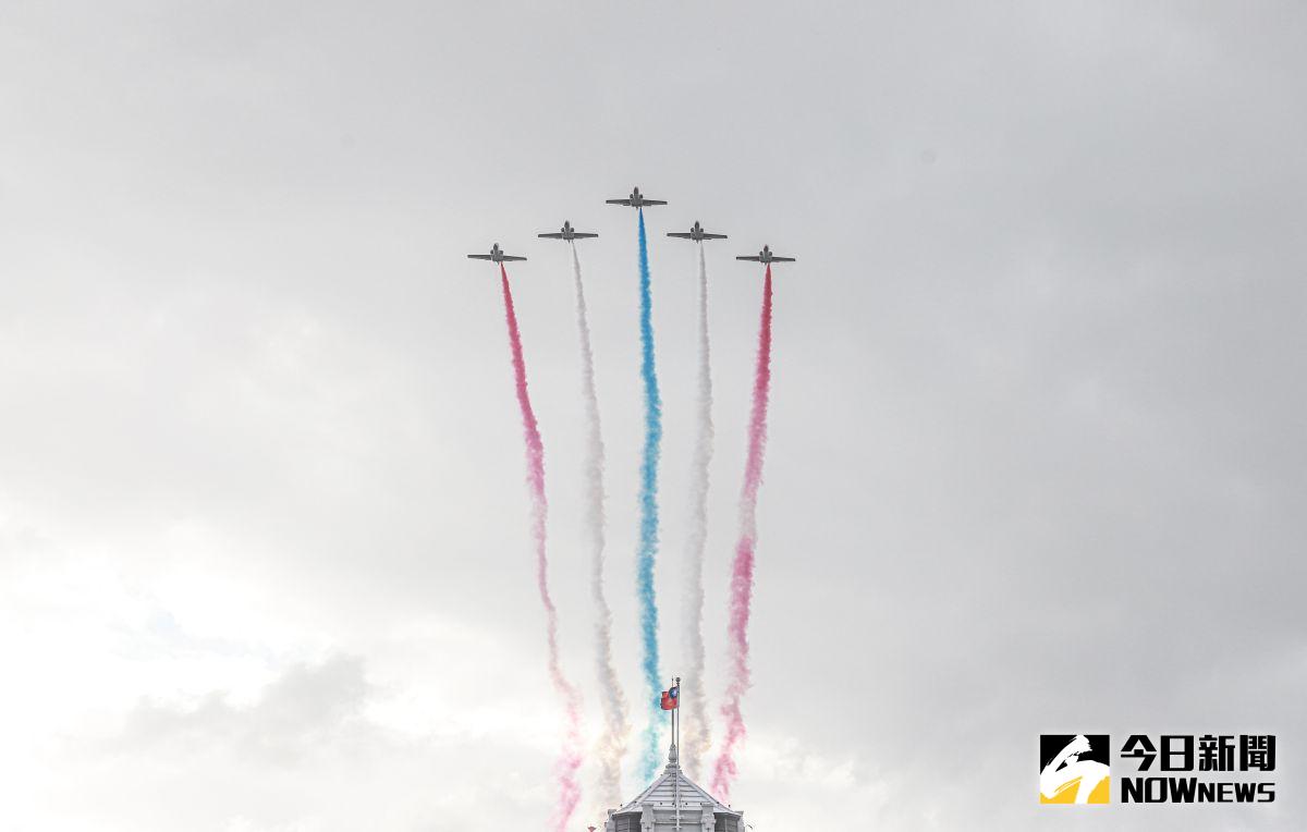 ▲國慶預演，雷虎小組AT-3教練機施放彩煙飛越總統府上空。（圖／記者葉政勳攝.2020.10.08）