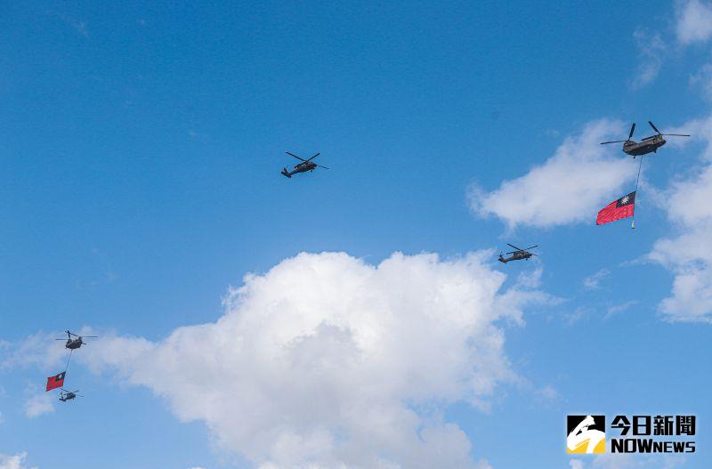 ▲國慶預演,陸軍CH-47SD契努克運輸直升機吊掛巨幅國旗進場。(圖/記者葉政勳攝.2020.10.08)