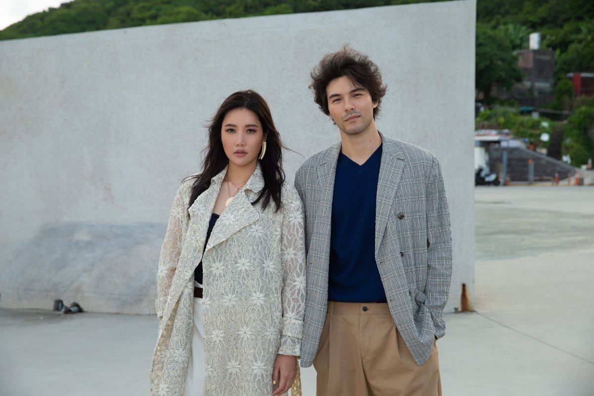 ▲A-Lin（左）在MV中與鳳小岳扮演觸不到的戀人。（圖／索尼音樂提供）