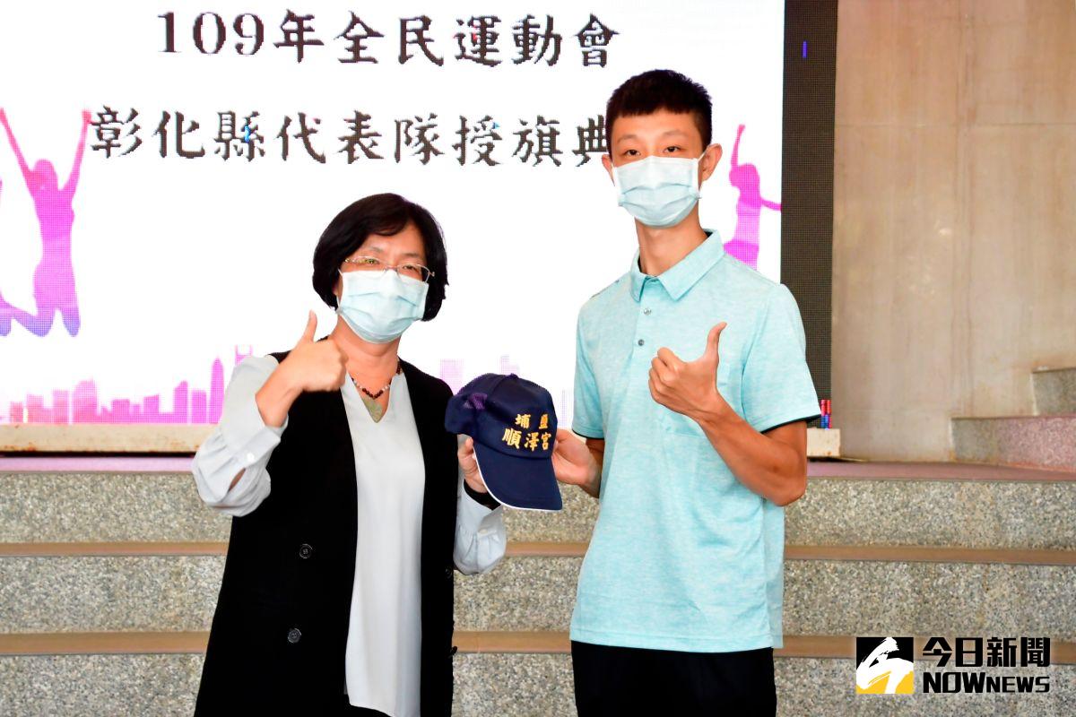 ▲彰化縣今年共有572位選手參加全民運動會26項競賽，縣長王惠美特別贈埔鹽順澤宮的冠軍神帽給所有選手，希望選手發揮「神力」。（圖／記者陳雅芳攝，2020.10.08）