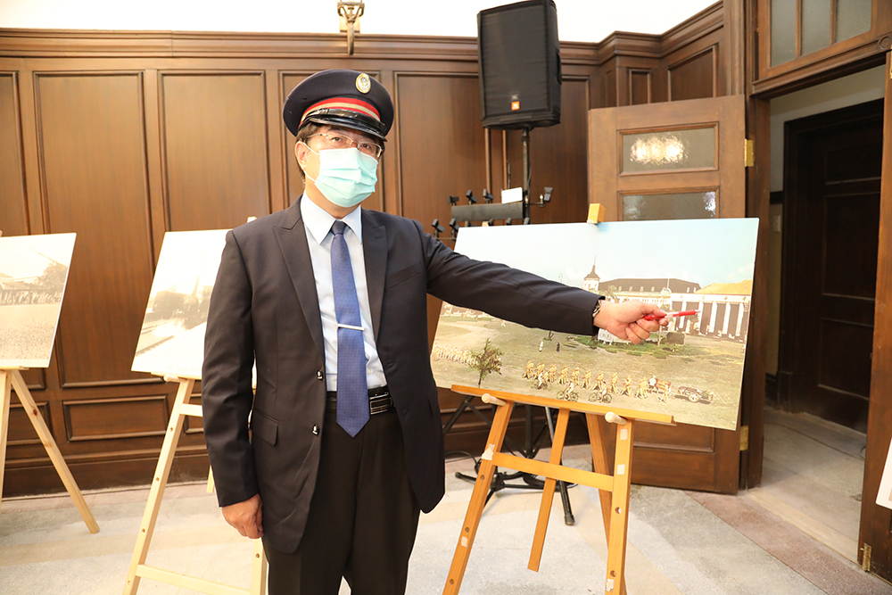 ▲黃偉哲化身站長，詳細說明台南火車站的歷史演進（圖／記者林怡孜攝，2020,10,08）