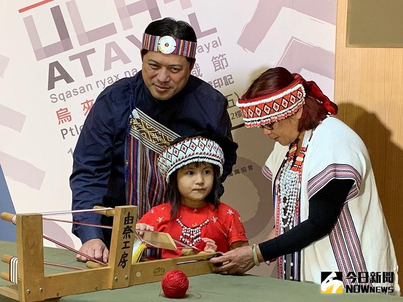 ▲新北市副市長吳明機特別穿上泰雅族傳統服飾，觀看織女與其孫女在現場織布。(圖/記者康子仁攝)