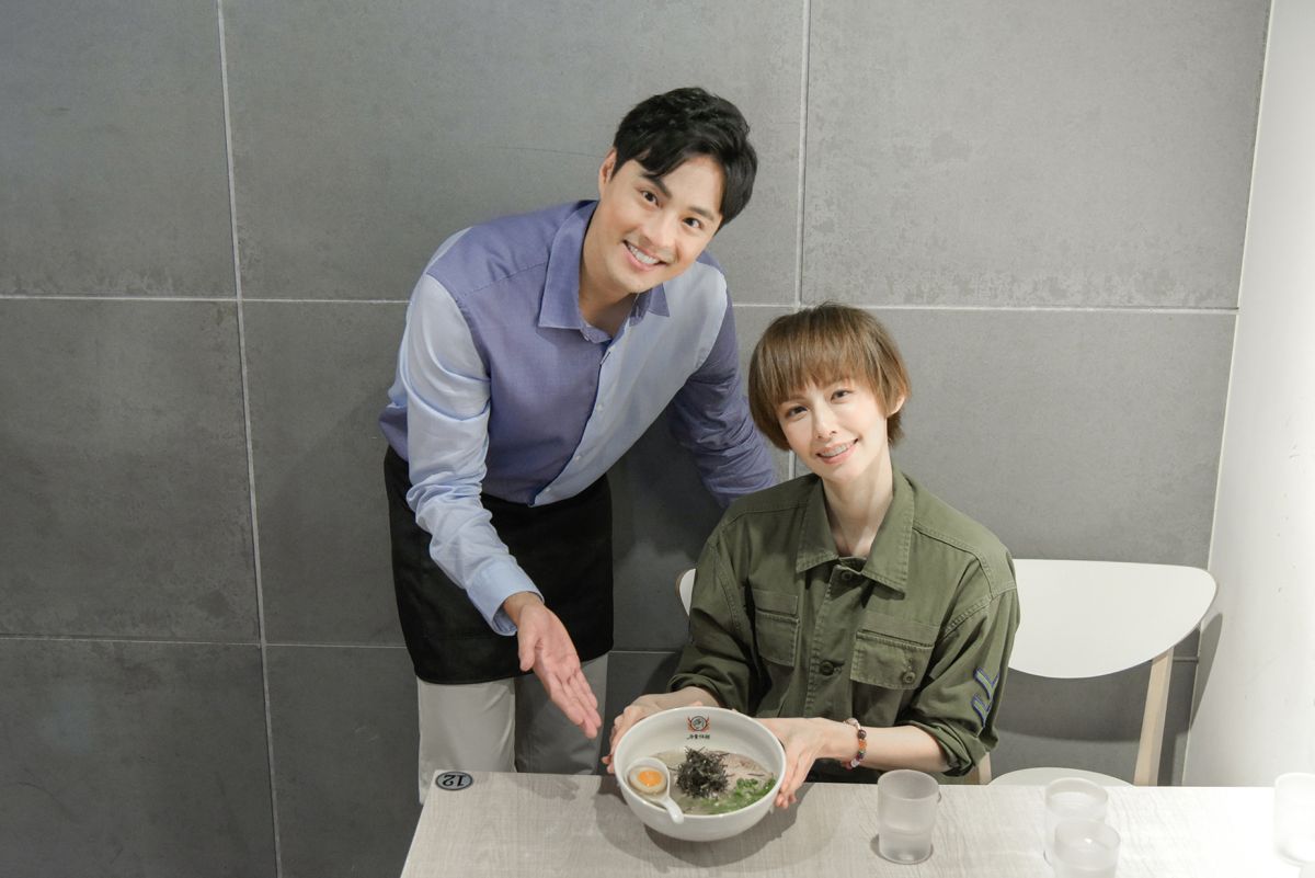 ▲孫其君（左）開拉麵店找袁艾菲站台。（圖 / 希望娛樂經紀提供）