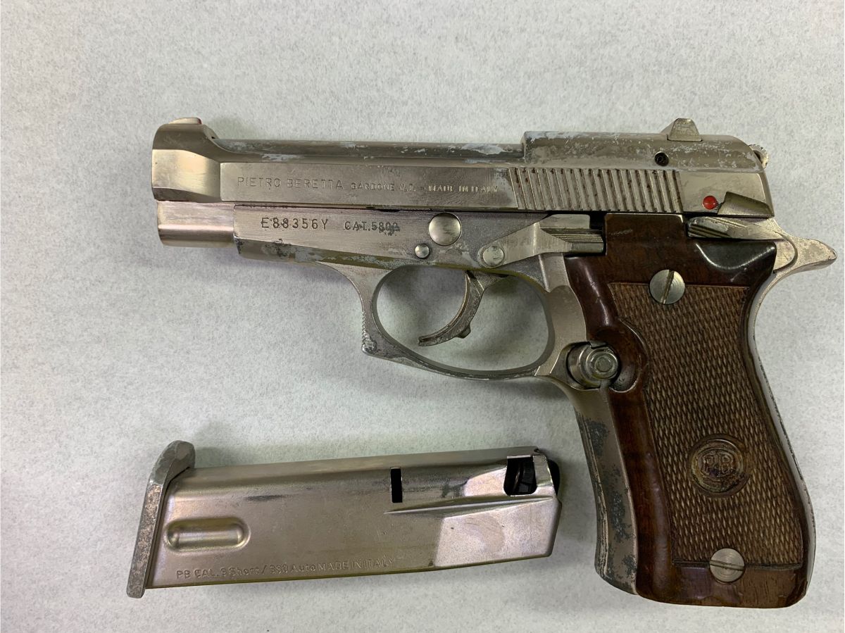 ▲郭嫌在犯案後騎車前往投案，並繳交一把仿貝瑞塔的手槍。（圖／新莊分局提供）