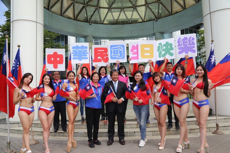 ▲台南市議長摑信良與泳裝女孩、議員一起合影。(圖/台南市議會國民黨團提供)
