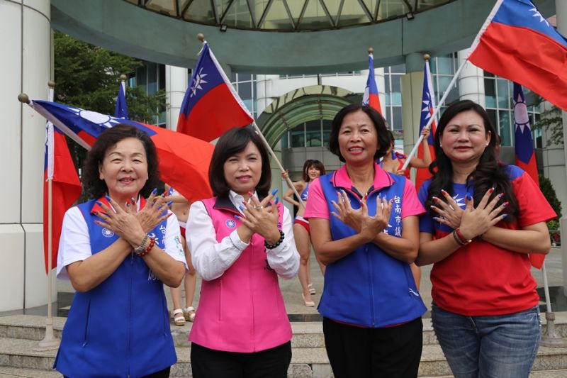 ▲國民黨籍市議員國旗彩繪指甲。(圖/台南市議會國民黨提供)