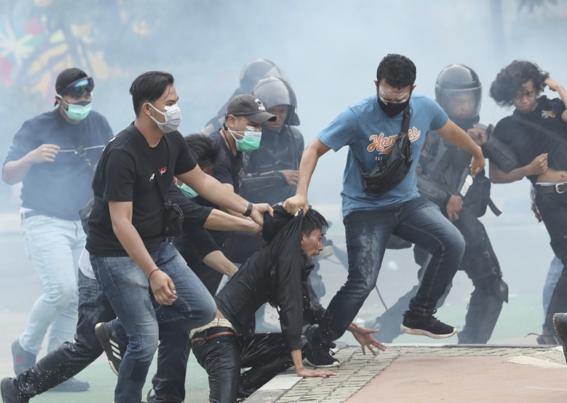 ▲印尼日前通過挽救經濟新法，許多城市連日爆發示威潮，甚至演變成縱火暴亂。（圖／美聯社／達志影像）