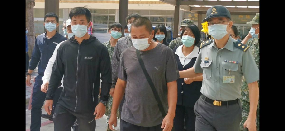 ▲金防部戰車翻覆意外，殉職中士林楷強家屬今天飛抵金門處理後續事宜。(圖/蔡若喬攝)