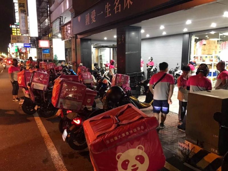 ▲大批熊貓外送員聚集在台南市東區超市發貨點。（圖／翻攝台南爆料公社）