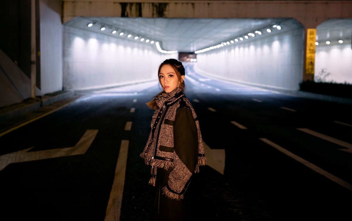 ▲鄧紫棋分享穿搭照，竟被網友留言嫌太少外景照，讓她親自留言回嗆。（圖／索尼音樂提供）