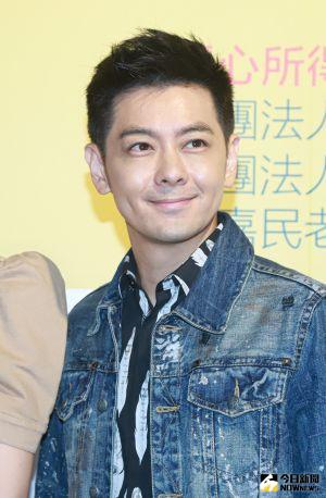 林志穎(右一)、媽媽林金花(左二)、太太陳若儀(右二)出席公益活動。(圖/記者葉政勳攝 ,2020.10.09) ▲林志穎出席公益活動。(圖/記者葉政勳攝 ,2020.10.09)