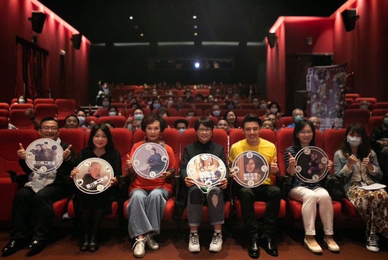 ▲▼胡錦(上圖左,下圖前排左三)出席勞工影展。上圖右為男星邱志宇。(圖/勞工影展)