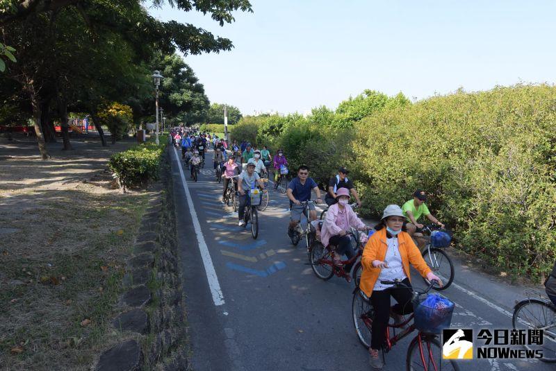▲東螺溪畔自行車廊道,是一條相當適合親子共騎的自行車道。(圖/記者陳雅芳攝,2020.10.09)