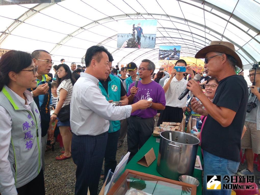 ▲嘉義縣長縣長翁章梁參與布袋洲南鹽場謝鹽祭，蒞臨每個小農攤位代言推廣地方特色產業。（圖／記者任禮清攝，2020.10.09）
