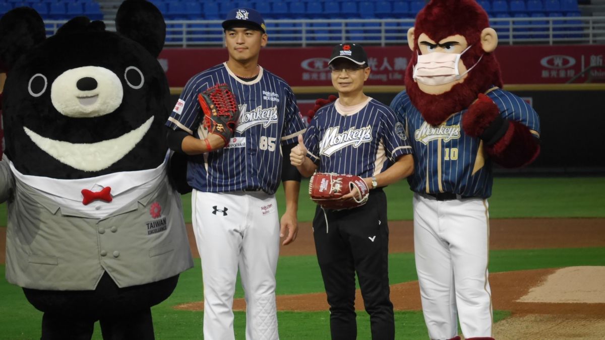 ▲外貿協會董事長黃志芳開球。（圖／吳政紘攝）